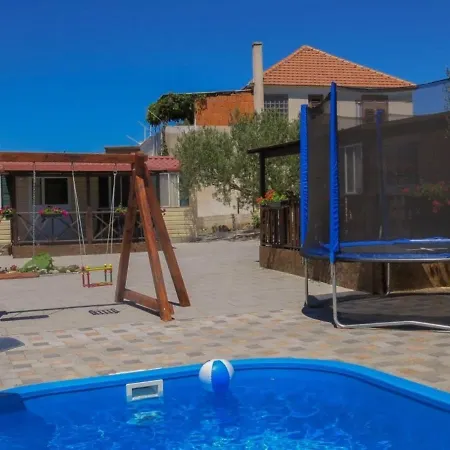 아파트 Captivating In Pako Tane With Swimming Pool