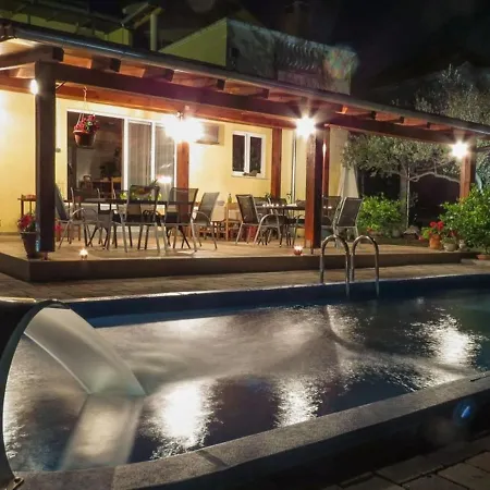 Captivating In Pako Tane With Swimming Pool 아파트 *