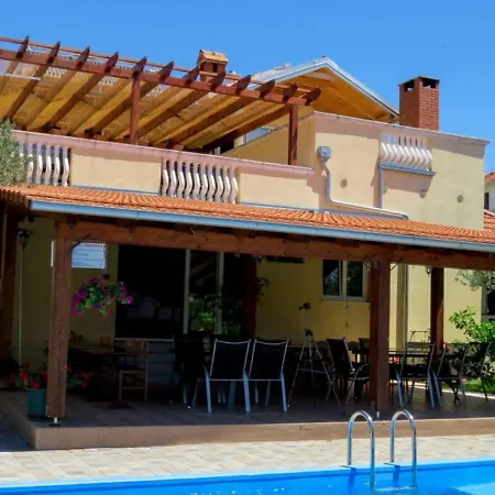 Captivating In Pako Tane With Swimming Pool 아파트 파코스탄