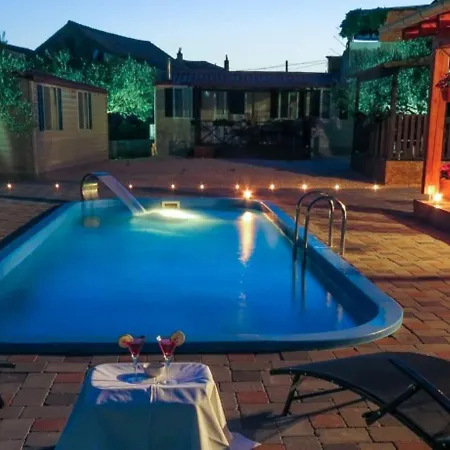 아파트 Captivating In Pako Tane With Swimming Pool